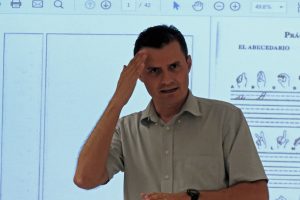 Juan López Arbelo en el taller de lenguaje de señas